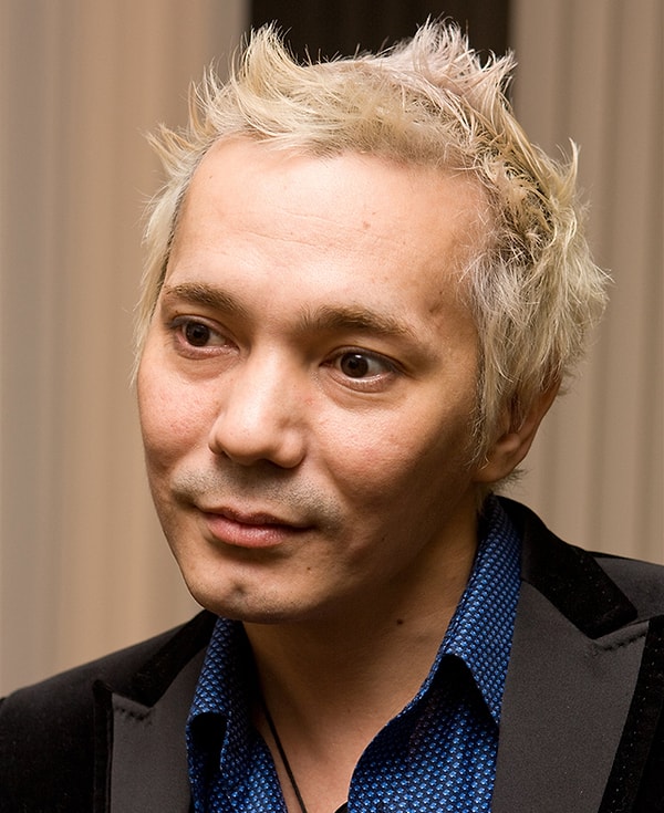 7. В 1998 году, после ухода Игоря Сорина из коллектива, Яковлев отправил по адресу продюсерского центра кассету со своими записями, и ему повезло – он стал членом музыкальной группы.