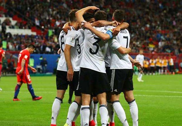 Bir diğer yarı final mücadelesi ise Almanya ile Meksika arasında oynandı. Almanya, Meksika'yı 4-1 mağlup etti ve Konfederasyon Kupası finalinde Şili'nin rakibi oldu.