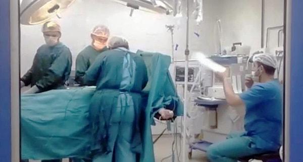5. Ağrı Devlet Hastanesi'nde havalandırma sistemleri bozulunca ameliyat kartondan yapılan yelpaze eşliğinde gerçekleşti.