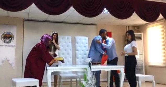 13. Eskişehir'de heyecandan gelin yerine nikah şahidini öpen şaşkın damat 😝