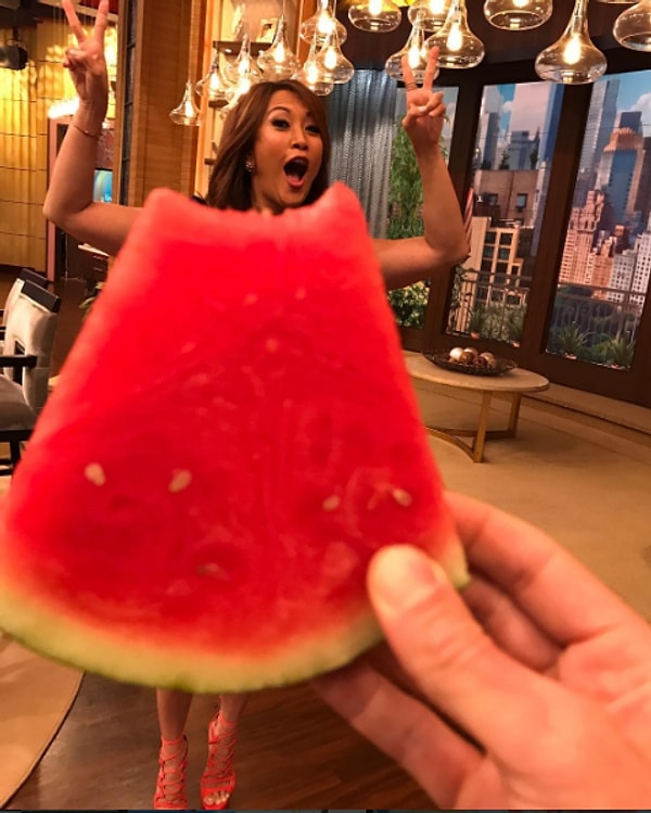 14. Смотрите, как радуется своему новому платью эта красотка