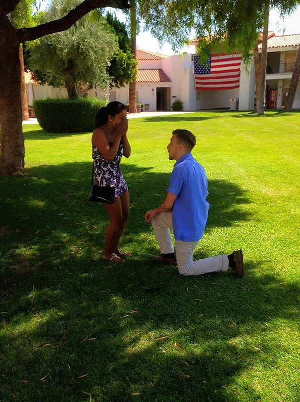 7. 23 мая 2015 года Мэтт сделал предложение Лоре там, где все началось: в классе их детского сада