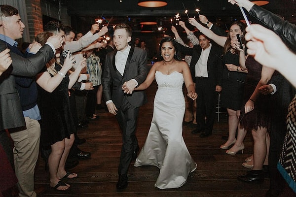 8. Следуя давней традиции, эти двое связали себя узами брака и стали семьей, а их друзья и родные радовались вместе с ними