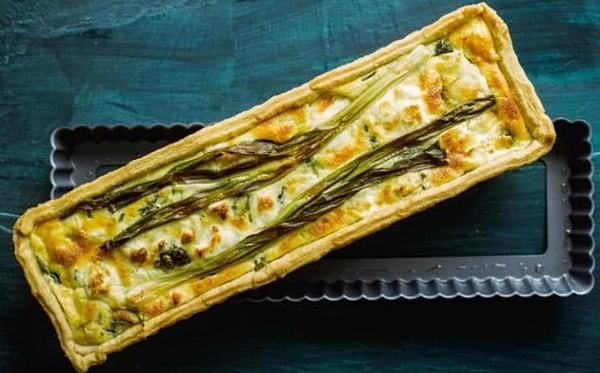 2. Тарт с зеленым луком и козьим сыром