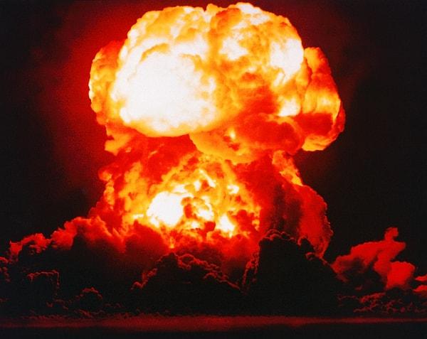 27. "Smokey" takma adlı atom bombası, Plumb Bob Operasyonu sırasında Nevada çölünde patlatılıyor.