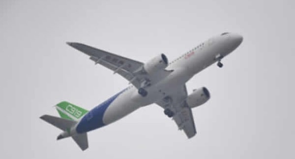 1. Издание People's Daily China пишет, что 80-летняя женщина попросила у сотрудников авиакомпании China Southern Airlines инвалидную коляску, после чего направилась к трапу в сопровождении родственников