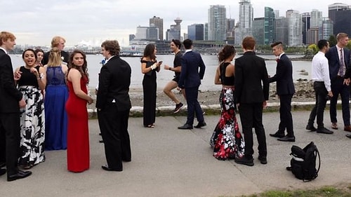 Kanada Başbakanı Justin Trudeau, her türlü ponçikliğin her türlü şapşikliğin mevcut olduğu bir arkadaşımız. Bir bakıyoruz koşu yaparken, mezuniyet fotoğrafı çektiren öğrencilerin davetsiz misafiri oluyor...
