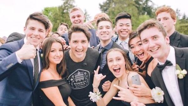 Kanada Başbakanı Justin Trudeau, her türlü ponçikliğin her türlü şapşikliğin mevcut olduğu bir arkadaşımız. Bir bakıyoruz koşu yaparken, mezuniyet fotoğrafı çektiren öğrencilerin davetsiz misafiri oluyor...