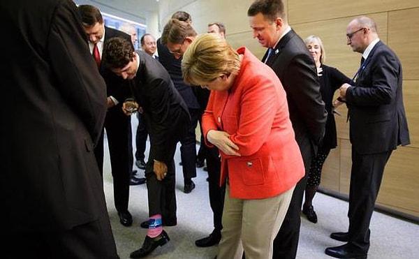 Bir bakıyoruz Brüksel'deki NATO zirvesine, NATO amblemli pembe çoraplarla katılmasıyla damga vuruyor...