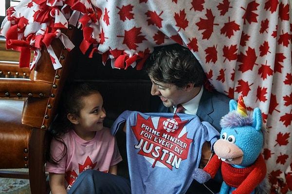 Bazen de Kanada Günü sebebiyle başbakanlık ofisinde ufak bir kız çocuğu ile çarşaftan kale yapıyor...