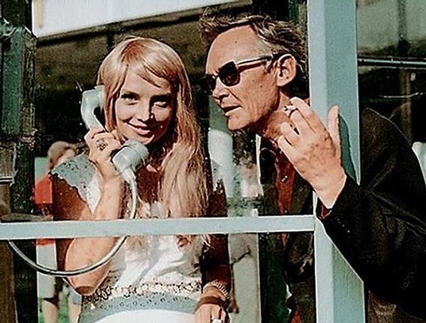 2. Сценарист фильма Владлен Бахнов был соседом Гайдая по лестничной площадке, поэтому сценарий писали у режиссера дома.