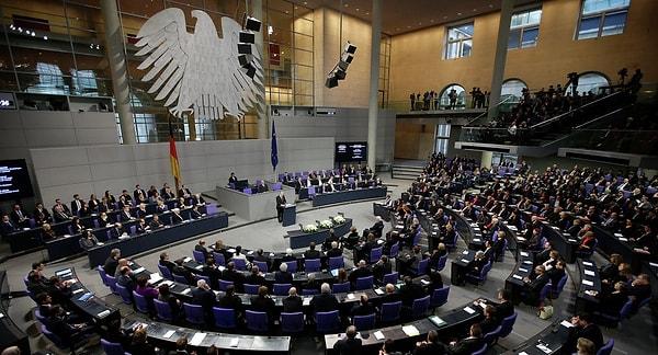 Sosyal Demokrat Parti, Yeşiller ve Sol Parti’nin birlikteliğiyle parlamentoya gelen eşcinsel evlilikler, parlamentonun onayıyla Almanya’da da yasal hale gelmiş oldu.