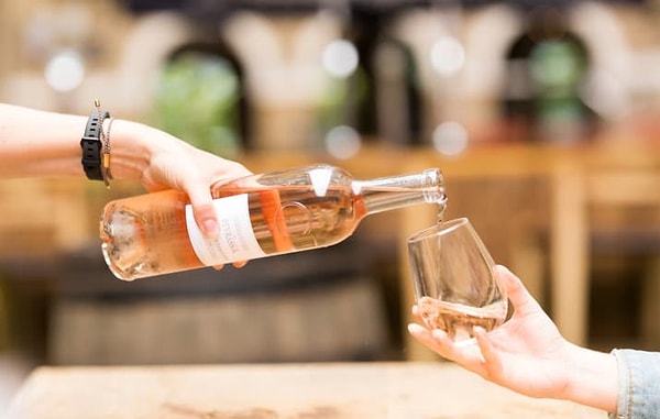 6. Розовое вино делается из красного винограда, но по вкусу оно больше напоминает белое.