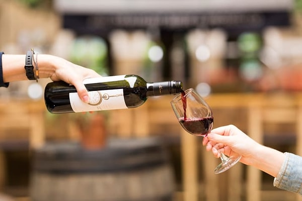 12. Красное вино, как правило, более крепкое, чем белое, но даже после него вы не проснётесь на утро с ужасным похмельем.