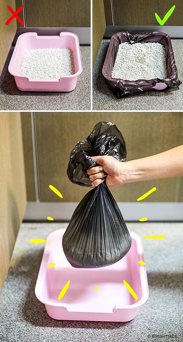 1. Kum kabını doldurmadan evvel, kaba bir çöp poşeti geçirin. Bu şekilde temizlemesi çok daha kolay olacaktır.