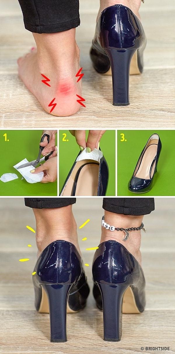 2. Eliniz yara bandı olmadığı durumlarda, ayakkabıların ayağınızı vurmaması için bir adet hijyenik pedi kesin ve ayakkabınıza yapıştırın.