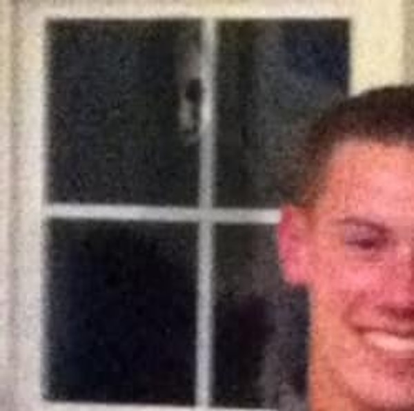 1. Незнакомец, пришедший посмотреть на выпусников