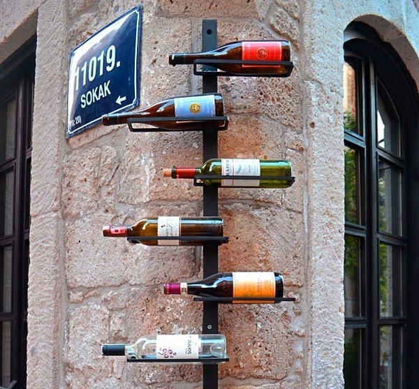 10. Храните закрытое вино в горизонтальном положении, а открытую бутылку нужно хранить в холодильнике и выпить в течение недели.