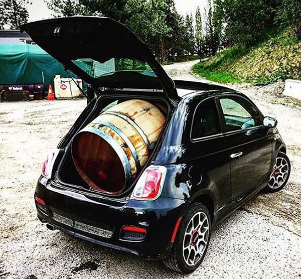 14. Не покупайте слишком дешёвое вино. Найдите в магазине самую бюджетную бутылку и умножьте её цену на два. Дешевле получившейся стоимости покупать вино не стоит.