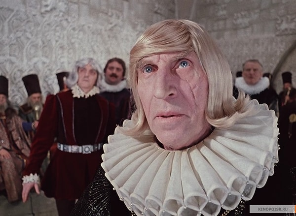 8. Шведский посол в фильме говорит не на шведском, а на ломаном немецком, что соответствует тексту пьесы Булгакова.