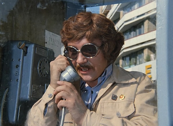 10. Сцену, где Милославский разговаривает со Шпаком женским голосом, озвучила Кустинская.