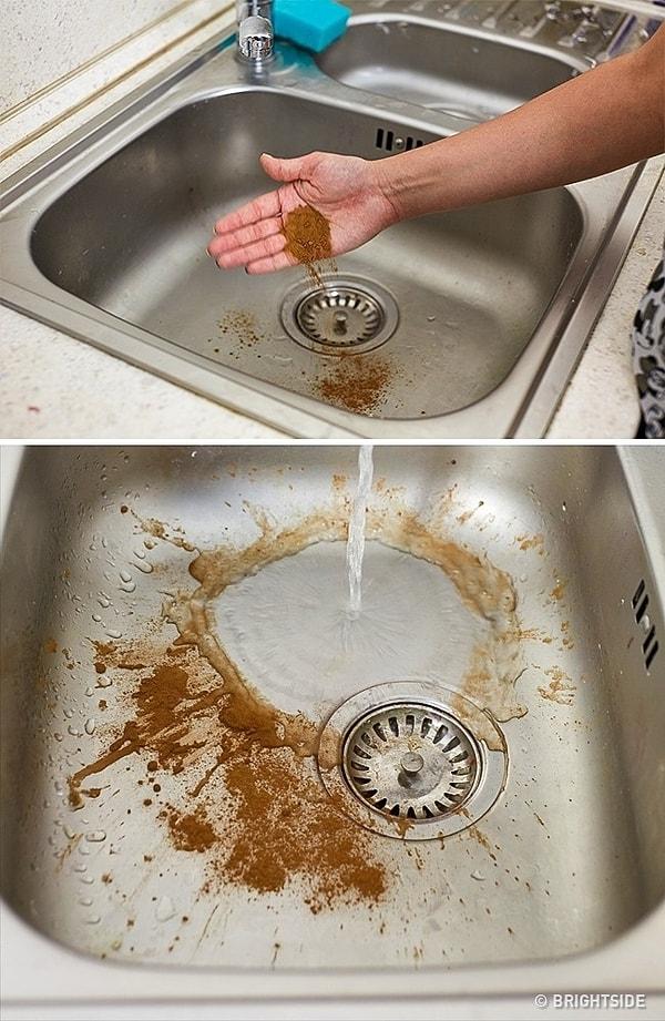 9. Bir avuç baharatı lavaboya serpin ve sıcak suyla temizleyin. Bu şekilde mutfağınızın güzel güzel kokmasını sağlarsınız.