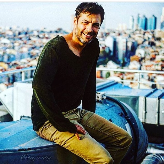Bir insan hem yakışıklı hem de duygusal olamaz diye bir şey yok. Adam, küçüklüğünden beri şiir yazıyormuş meğer. Hatta kendi şiirinden bir cümle: "Beni bende tanıma, beni tanıyana sor" (Anlamlı)