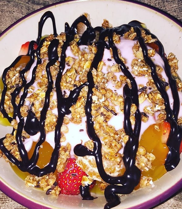 6. Непонятная мешанина из фруктов, гранолы и тёмного шоколада