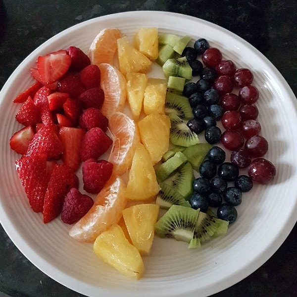 18. Фрукты, выложенные по цветам 🍒🍋🍍🍏🍉🍓