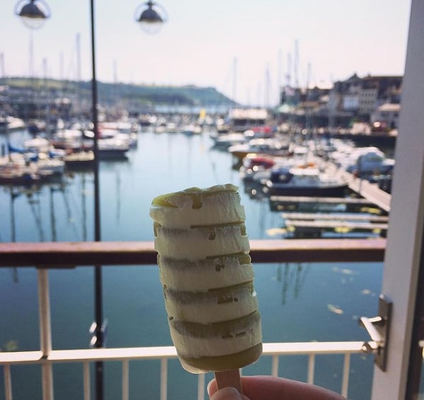 20. А также они едят крошечное мороженое