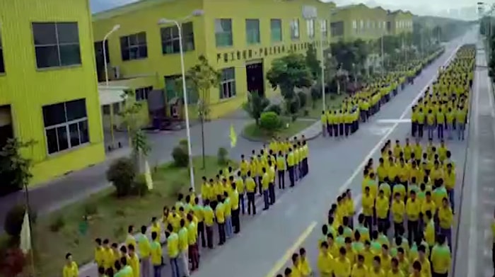 Çinli Fabrika İşçilerinin Bir Gününe Kısa Bir Yolculuk