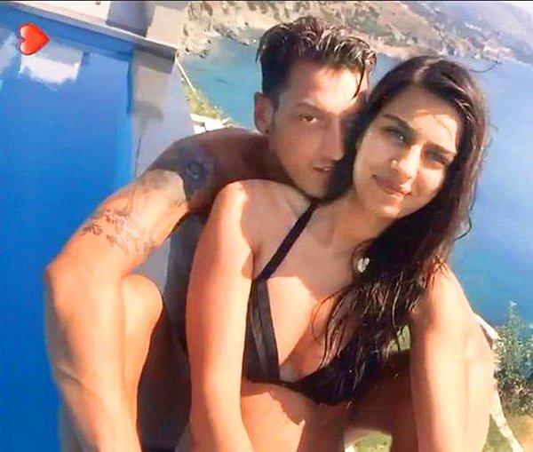 1. Türk asıllı Alman futbolcu Mesut Özil, sevgilisi Amine Gülşe ile birlikte Ibiza tatilinden görüntü paylaştı.