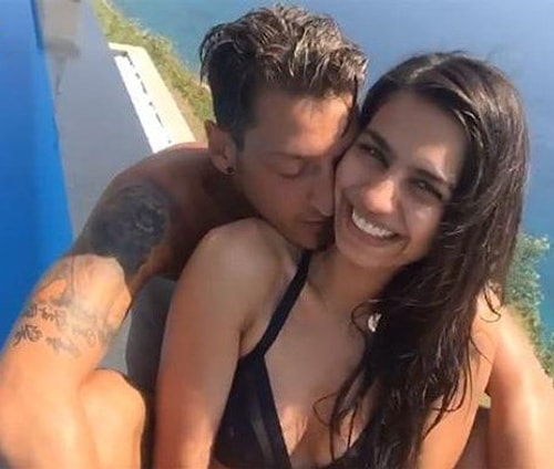 Türk asıllı Alman futbolcu Mesut Özil, sevgilisi Amine Gülşe ile birlikte Ibiza tatilinden görüntü paylaştı.