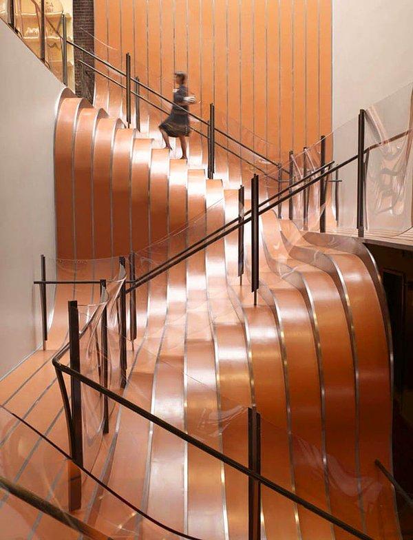 21. Birbirine bağlı şekilde tasarlanan yaratıcı bir merdiven.