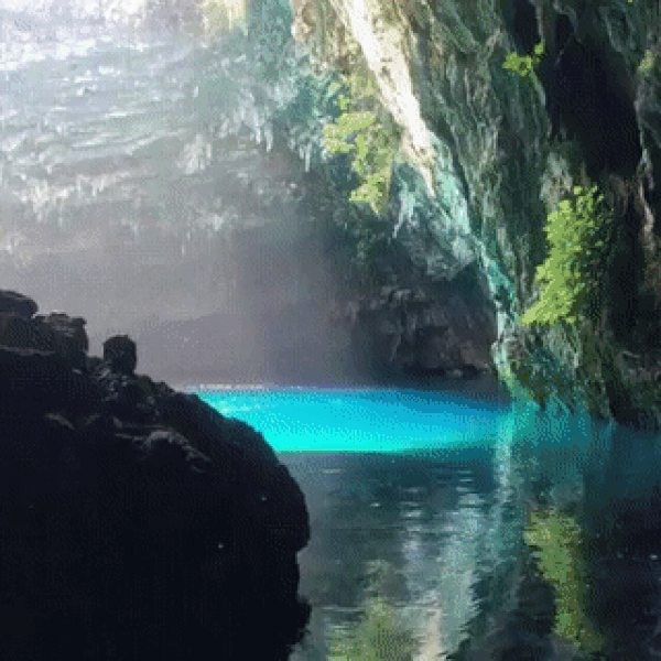 23. Yunanistan'daki Melissani Mağarası tam bir saklı cennet.