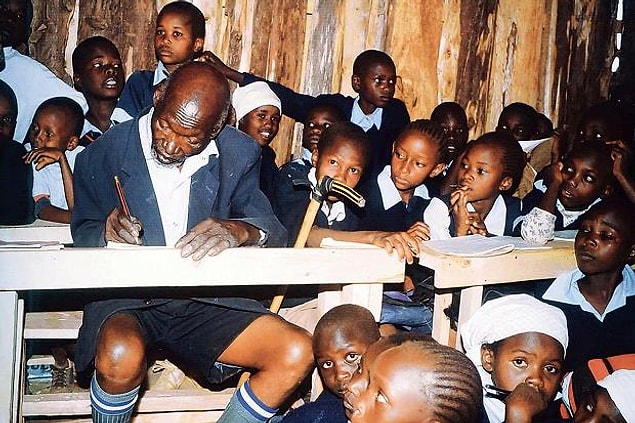 6. İlkokula başlayan en yaşlı kişi unvanına sahip, 2010 yapımı The First Grader filmine de konu olan 84 yaşındaki Kimani Maruge.