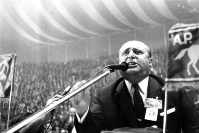 Süleyman Demirel, 1960'tan sonra tarihe intikal eden Demokrat Parti'nin devamı niteliğindeki Adalet Partisi'nin başkanlığı ve daha sonra da başbakanlık ile Türk siyasetinde kendine sağlam bir yer edindi.