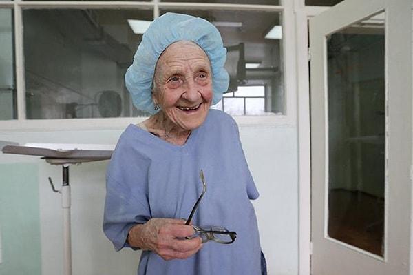 14. Yeri geldiğinde günde 4 operasyona giren dünyanın en yaşlı cerrahı unvanına sahip 89 yaşındaki Alla Illyinichna Levushkina.