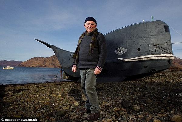 4. El yapımı balina görünümlü botuyla 3200 kilometrelik Atlantik Okyanusu'nu geçmek için tek başına yelken açan 73 yaşındaki Tom McClean.