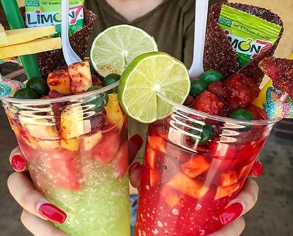 ...добавили в меню два передовых напитка. В Инстаграм кафе "Swirl Fiesta" представило "El Limonite" и "Swirlandia".