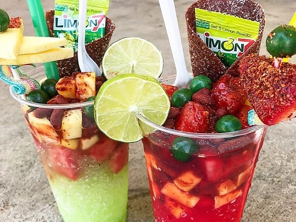 Оба напитка содержат столько всего, что расшифровать аппетитные ингредиенты становится сложным. Оказывается, зеленый напиток «Эль-Лимонит» состоит из лаймового "распадо" или строганого льда, а красный напиток «Свариндия» - из арбузного "распадо". Затем в каждый напиток добавляют много манго, клубники, кислых леденцов и "Pulparindots Sandia" (арбузные конфеты). Более того, к каждому напитку прилагается дополнительный пакетик с солью. Все это выглядит словно фейерверк или вулкан!