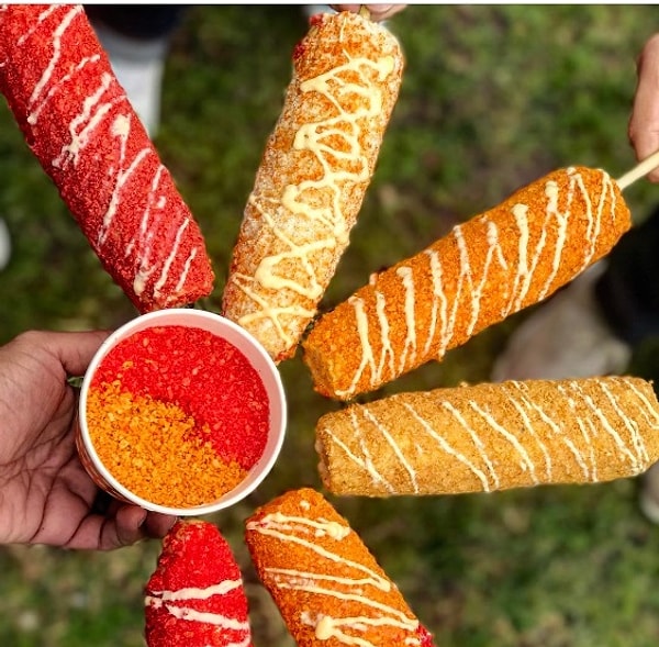 ...знаменитые кукурузные початки в дробленых чипсах "Flamin' Hot Cheetos Elote",...
