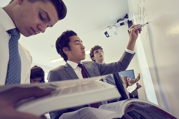 13. В настоящее время в школе обучается 400 ребят в возрасте от 8 до 18 лет, которые приехали из 67 стран мира. Они одновременно могут изучать до 4 языков!