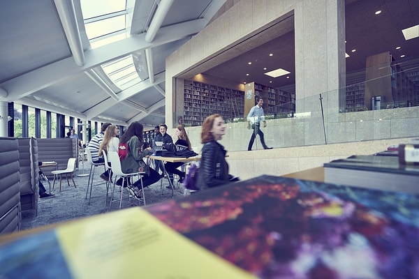 14. В библиотеке есть доступ к книгам аж на 20 языках!