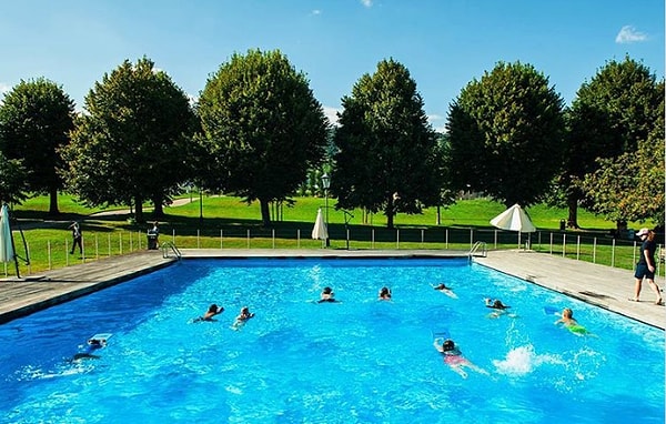 9. Он больше похож на место проведения семейного отдыха, нежели на школу.