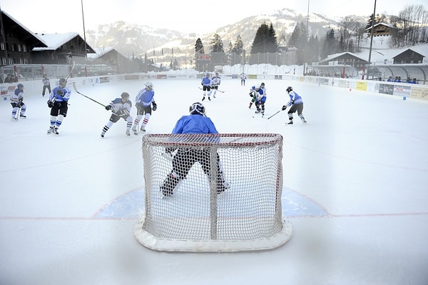 27. В зимнем кампусе мальчишки занимаются хоккеем.