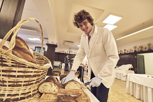 28. Ужин готовится шеф-поваром и подаётся в 19:30, а студенты "работают" официантами.