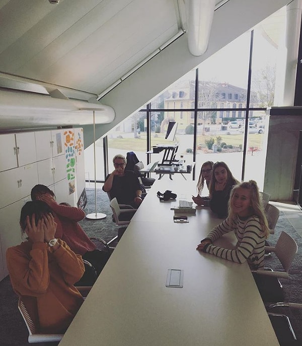 21. Занятия проходят с 8 утра до 12:20 дня, затем начинается перерыв на горячий шоколад, и после ланча занятия продолжаются с 13:30 до 15:30.