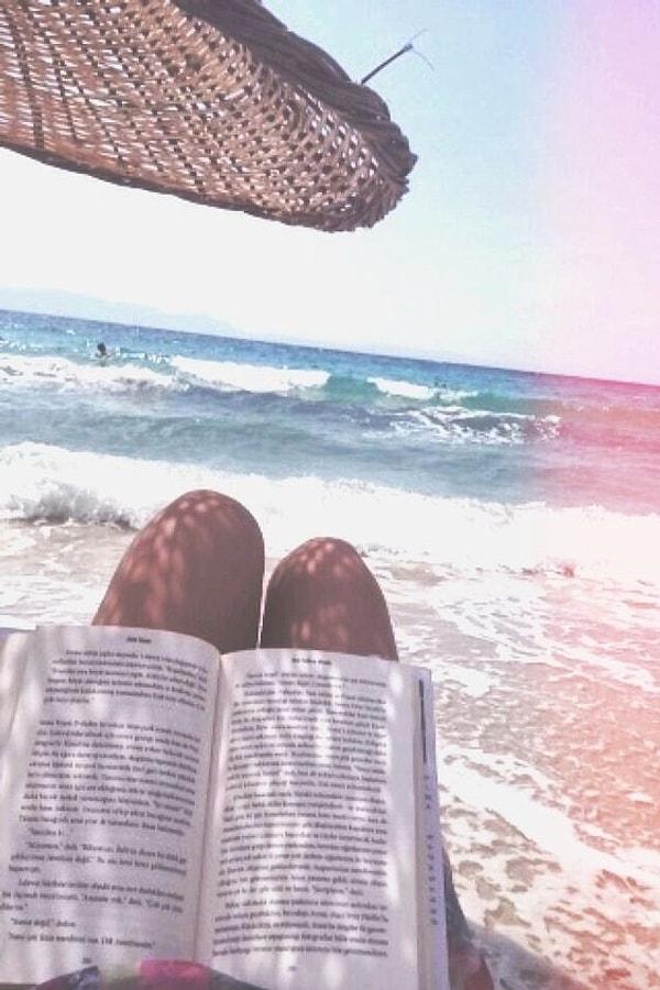 12. "Okuyom ben yaa" mesajına sahip sahildeki bacak üstü kitap