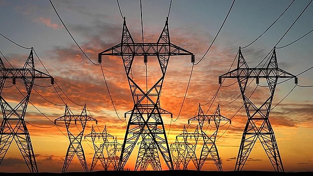Yangın nedeniyle elektrik ve su kesintileri yaşandı.